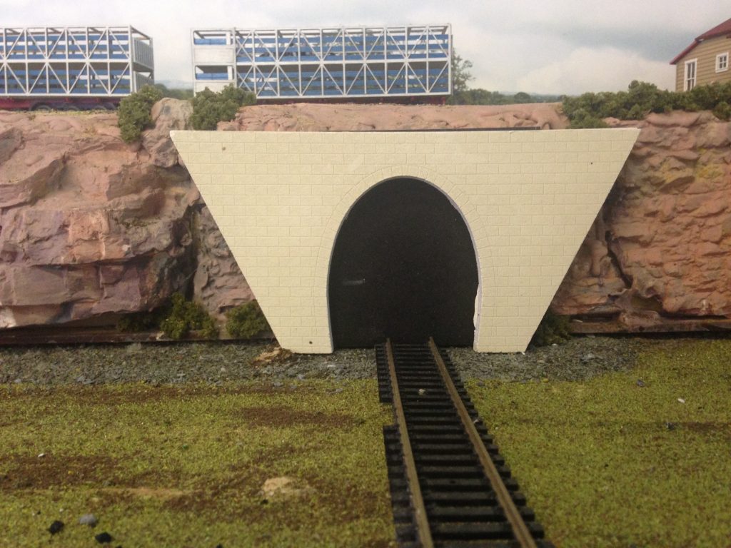Ho 1/87 Scale (1 x) Tunnel portal sandstone look 183 x 88mm, unpainted